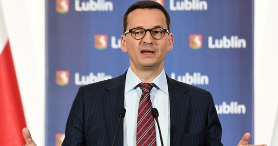 "W sprawie pożarów wysypisk śmieci nastąpiło zgłoszenie do Agencji Bezpieczeństwa Wewnętrznego" - powiedział premier Mateusz Morawiecki. Jak podkreślił, zobowiązał też prokuratora generalnego, żeby podjął działania, jeśli chodzi o prowadzenie postępowań w tej sprawie. "Pożary na wysypiskach to nie jest problem lokalny" - dodał szef rządu. "To jest problem społeczny, związany ze środowiskiem, z ochroną zdrowia" - tłumaczył. Natomiast minister środowiska Henryk Kowalczyk zapowiedział, że uzyskanie zezwolenia na gospodarowanie odpadami będzie się wiązało ze spełnieniem bardziej rygorystycznych wymagań, m.in. zapłaty kaucji gwarancyjnej. 