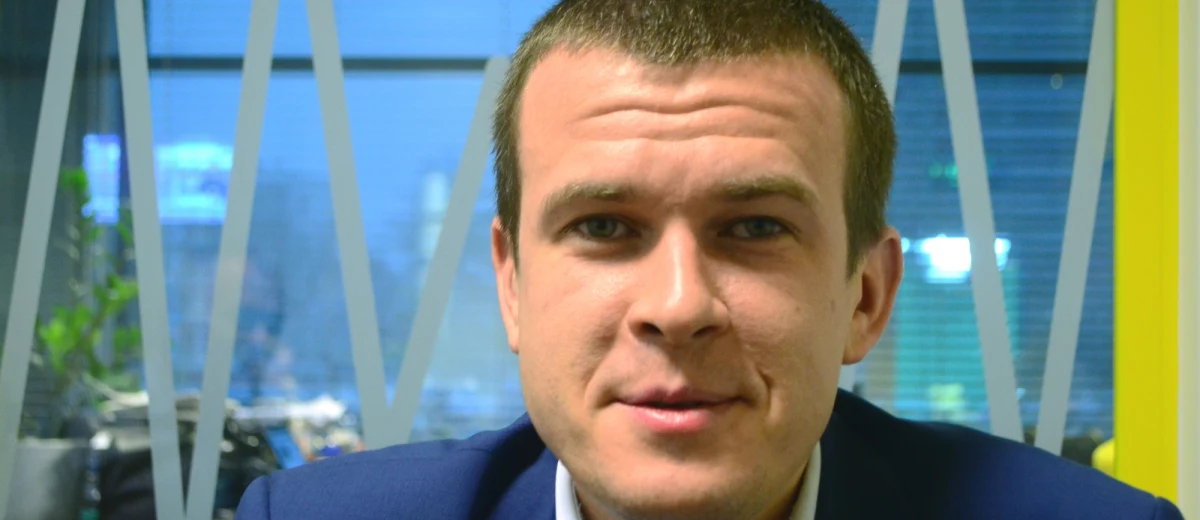 "Dobre spotkanie" – tak minister sportu Witold Bańka krótko podsumował okrągły stół ws. ograniczenia chuligaństwa na stadionach. Gość Porannej rozmowy w RMF FM mówił o zaostrzeniu kar, także finansowych, za wbiegnięcie na murawę boiska, czy maskowanie twarzy. "Propozycje są dyskutowane, są rozwiązania, które mają ograniczyć to zjawisko" - dodał.  Minister mówił także o swoim pomyśle promowania Polski w świecie, także tym wirtualnym. "Youtuberzy są zakontraktowani, podpisane są z nimi umowy" – mówił Witold Bańka. Dodał, że jest "zakontraktowanych" ośmiu youtuberów, w tym FunForLouis. "To jest jeden z 10 najciekawszych youtuberów z listy Forbesa" – zdradził nam minister Bańka. "Jestem przekonany, że projekt youtuberów chwyci" - mówił.