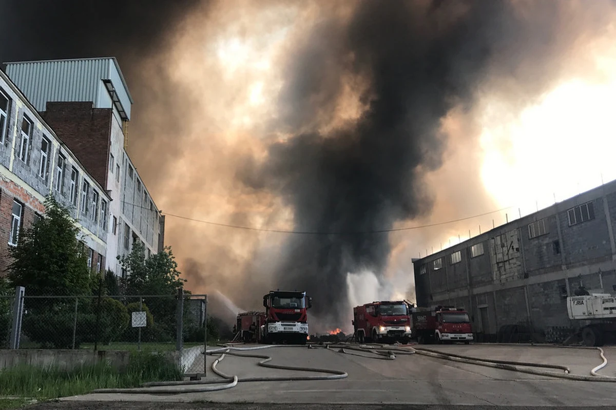 ​Celowe podpalenie składowiska odpadów w Zgierzu pod Łodzią - takie założenie jest najbardziej prawdopodobne i w takim kierunku prowadzi śledztwo łódzka Prokuratura Okręgowa. Na wniosek śledczych przeprowadzono już pierwsze przeszukania miejsc, związanych z firmą, która prowadziła składowisko - dowiedziała się dziennikarka RMF FM Agnieszka Wyderka.
