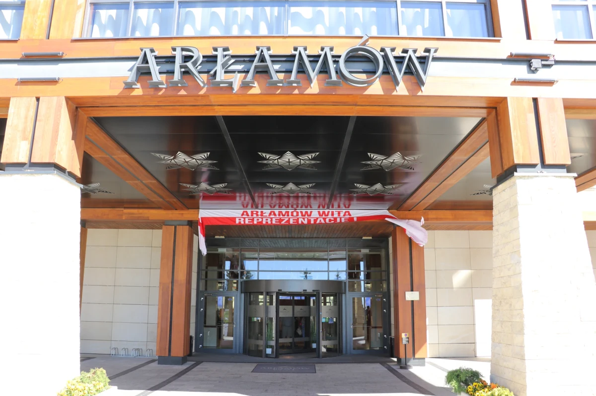 Polska reprezentacja rozpoczęła zgrupowanie przed mistrzostwami świata w Rosji. Po raz kolejny bazą przed ważnym piłkarskim turniejem stał się - przepięknie położony - Arłamów w Bieszczadach.