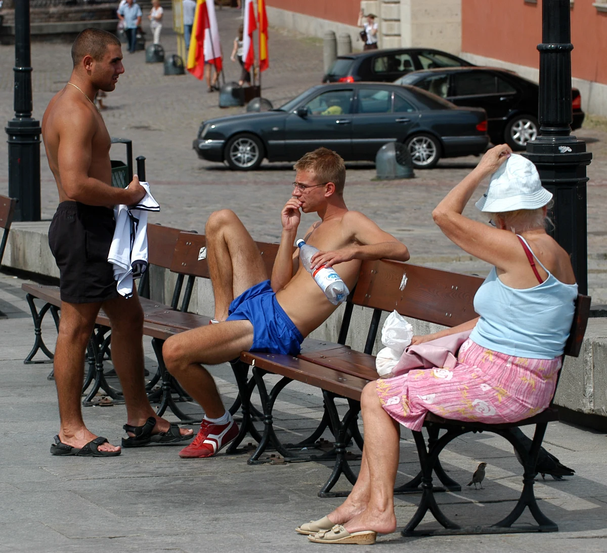 Instytut Meteorologii i Gospodarki Wodnej wydał ostrzeżenia I stopnia w związku z upałami i burzami z gradem. Termometry w zachodniej części kraju mogą wskazać ponad 30 stopni Celsjusza.

