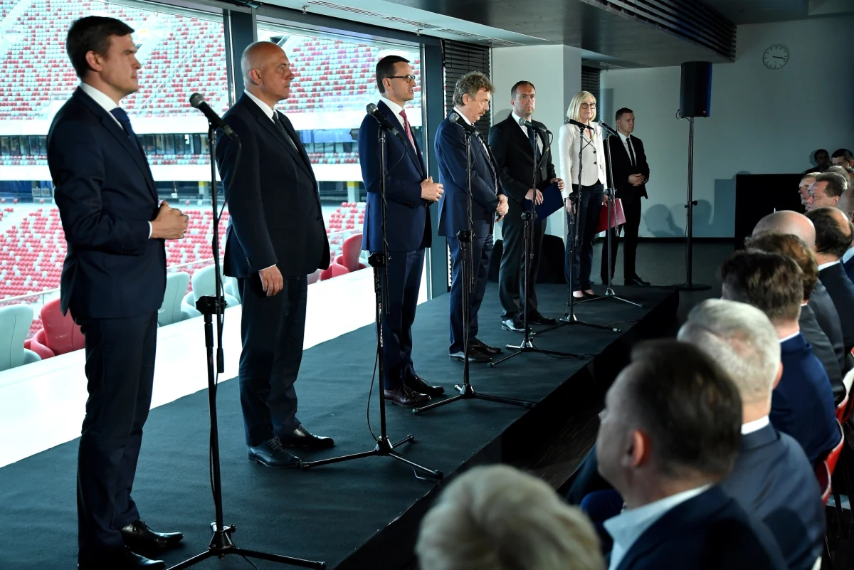 W Warszawie na Stadionie Narodowym obradował dziś "Okrągły Stół" w sprawie piłki i zamieszek na stadionach. W spotkaniu udział wzięli premier Mateusz Morawiecki, ministrowie Joachim Brudziński i Witold Bańka, prezes PZPN Zbigniew Boniek oraz przedstawiciele Ekstraklasy SA i klubów. Jak zwraca uwagę dziennikarz RMF FM, na spotkaniu nie pojawiły się żadne konkrety, a jego uczestnicy prezentowali "urzędowy optymizm". 

