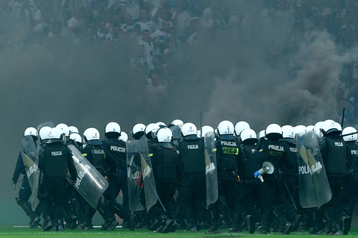 Prokuratura jeszcze we wtorek skieruje do sądu wnioski o areszt wobec dwóch podejrzanych wz. z zajściami po meczu Lech-Legia. Aresztem miałby zostać objęty Piotr K., ps. "Klima", oraz Mikołaj N., który usłyszał zarzut czynnej napaści na funkcjonariusza policji. O decyzji prokuratury dotyczącej skierowania do sądu wniosków o tymczasowe aresztowanie wobec Piotra K. ps. "Klima", oraz Mikołaja N. poinformowała PAP rzeczniczka Prokuratury Okręgowej w Poznaniu prok. Magdalena Mazur-Prus. Jak mówiła, wnioski zostaną złożone do sądu jeszcze we wtorek. Prokuratura argumentuje je m.in. możliwością mataczenia, utrudniania śledztwa, a w odniesieniu do Mikołaja N. także grożącą mu wysoką karą.