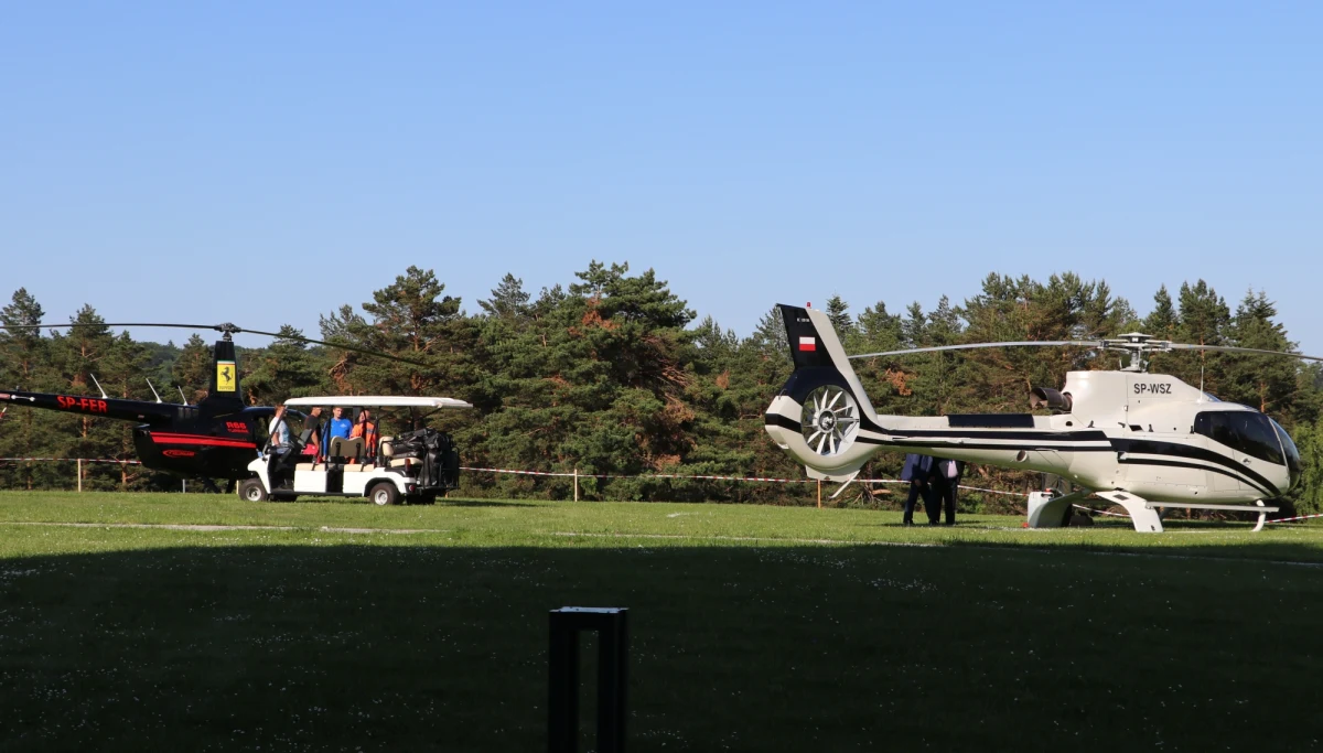 ​"Marcin Kamiński z uwagi na infekcję nie pojawi się dziś na zgrupowaniu w Arłamowie. Decyzją doktora kadry Jacka Jaroszewskiego zawodnik dołączy do drużyny jutro do południa" - napisał na Twitterze rzecznik PZPN Jakub Kwiatkowski. Dziś rusza zgrupowanie reprezentacji Polski w piłce nożnej przed mistrzostwami świata w Rosji. Jako pierwszy do Arłamowa dotarł Łukasz Skorupski. Wieczorem na miejsce helikopterem przylecieli Robert Lewandowski wraz z Grzegorzem Krychowiakiem, Wojciechem Szczęsnym i Łukaszem Teodorczykiem. 