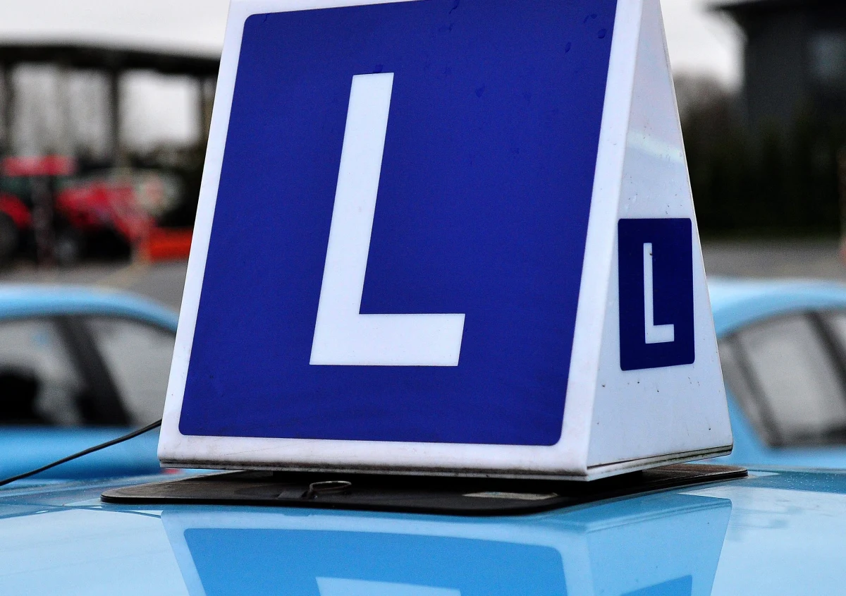 Prawie pół promila alkoholu w wydychanym powietrzu miał kursant, który razem z instruktorem jechał samochodem nauki jazdy. Do kontroli zatrzymali go policjanci z Olsztyna.