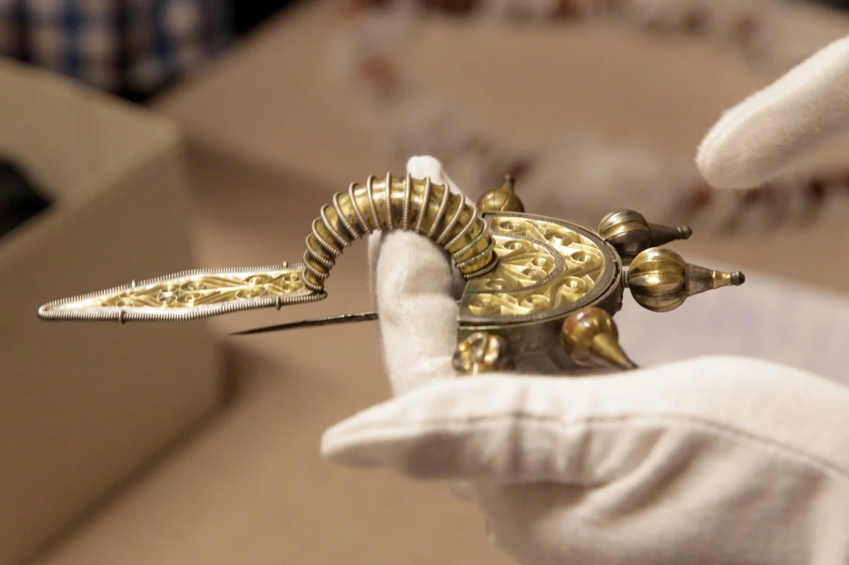 Ponad 500 bezcennych znalezisk archeologicznych, pochodzących z kolekcji kilkunastu polskich muzeów, będzie można oglądać przez najbliższe dwa miesiące na wystawie "Barbarzyńskie tsunami. Okres Wędrówek Ludów w dorzeczu Odry i Wisły" w Muzeum Warmii i Mazur. Na wystawie pokazane zostaną zabytkowe ozdoby wykonane ze złota i srebra, zapinki, naczynia, monety, żelazne uzbrojenie i inne elementy wyposażenia elitarnych pochówków, odkrytych przez archeologów w różnych miejscach Polski.