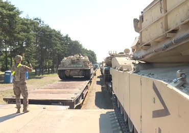 Czołgi M1 Abrams i wozy opancerzone Bradley. Amerykański kontyngent dotarł do Polski
