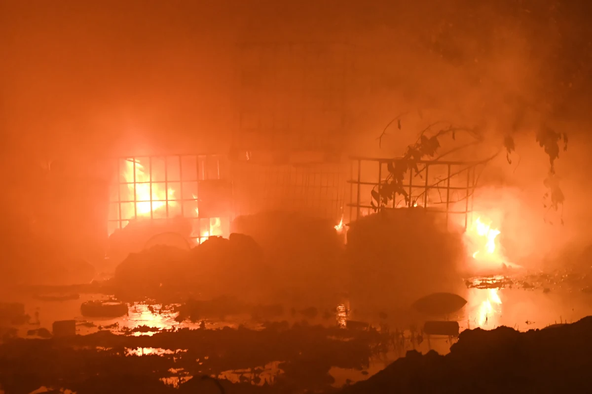 ​Składowiska odpadów powinny się znaleźć pod baczną obserwacją samorządów - powiedział komendant główny PSP gen. brygadier Leszek Suski. Dodał, że Państwowa Straż Pożarna współpracuje z resortem środowiska w zakresie przeglądu przepisów dotyczących składowisk. Szef PSP gen. brygadier Leszek Suski zaznaczył, że problem pożarów składowisk odpadów nie został zauważony "dzisiaj", ale już w ubiegłym roku. Dodał, że skierował w tej sprawie pismo do ministra środowiska, w którym przekazał m.in. dane statystyczne dotyczące takich pożarów oraz zaproponował "przegląd przepisów dotyczących składowisk".
