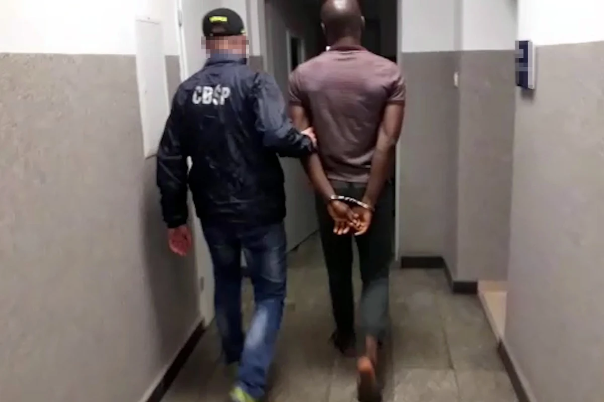 27-letniego Nigeryjczyka ściganego przez FBI zatrzymali we Wrocławiu łowcy cieni z CBŚP. Mężczyźnie w USA grozi 30 lat więzienia. 