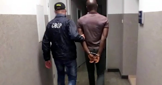 27-letniego Nigeryjczyka ściganego przez FBI zatrzymali we Wrocławiu łowcy cieni z CBŚP. Mężczyźnie w USA grozi 30 lat więzienia. 