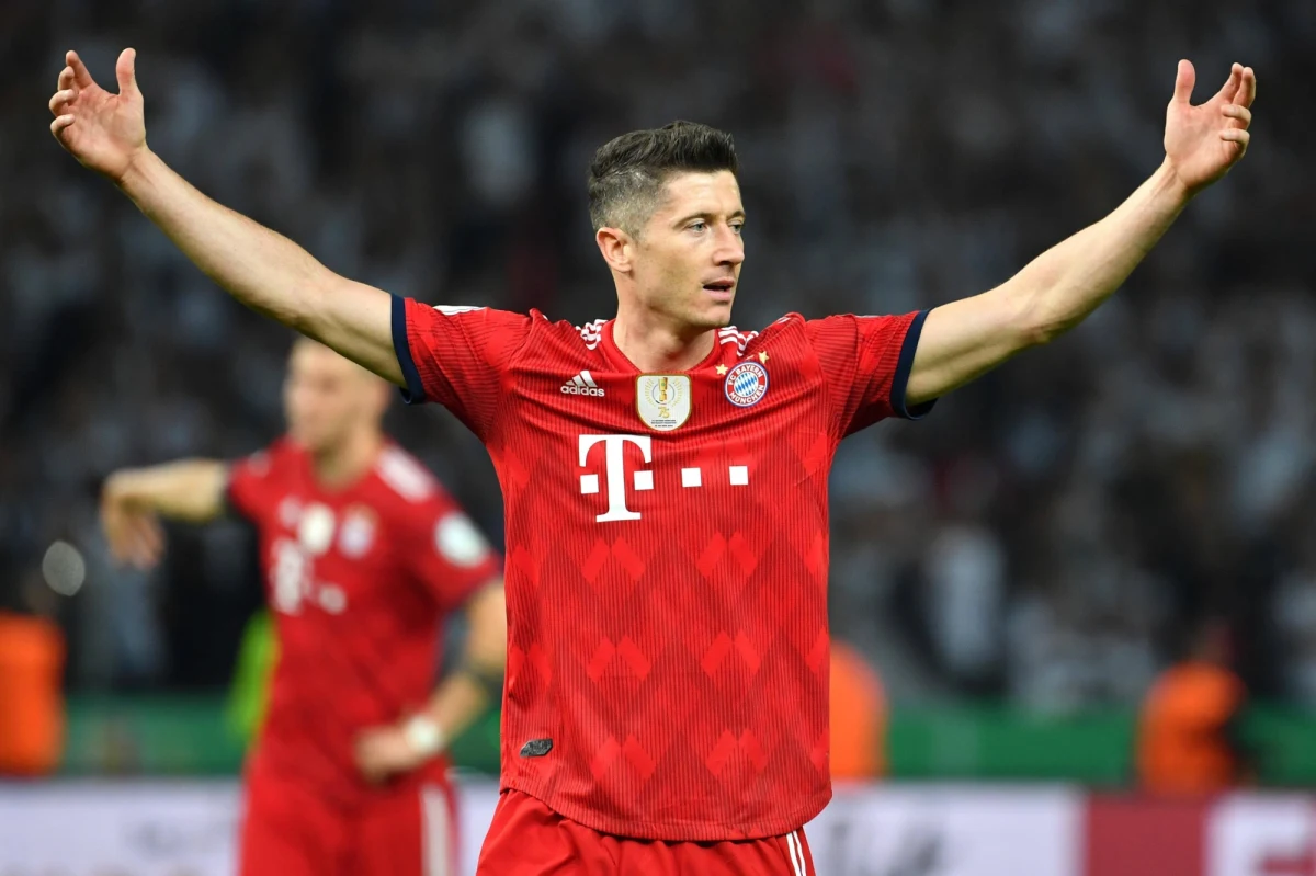 Bayern Monachium nie chce odnosić się do doniesień, jakoby jego najlepszy strzelec Robert Lewandowski poprosił o zgodę na opuszczenie klubu. Agencja dpa poinformowała, że na pytanie o to piłkarski mistrz Niemiec odmówił oficjalnego komentarza. Wcześniej dziennik "Sport Bild" doniósł w środowym wydaniu, że Lewandowski, którego kontrakt obowiązuje do 2021 rok, chce opuścić Bawarczyków. Powoływano się przy tym na słowa menedżera polskiego piłkarza Piniego Zahaviego.