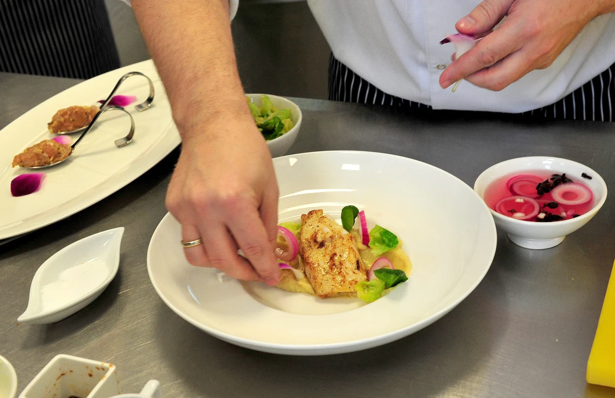 Prawie dwadzieścia cztery tony wędlin i wszelkiego rodzaju mięsiw chce kupić Kancelaria Sejmu. Nieograniczony przetarg, ogłoszony kilka dni temu, ma przez rok zapewnić dostawy dla dwóch restauracji na terenie parlamentu.