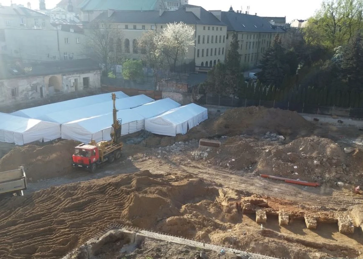 Krakowska prokuratura zajmie się sprawą budowy kompleksu hotelowego przy ulicy Stradomskiej w Krakowie. Podczas prac znaleziono tam ruiny średniowiecznego kościoła, a także cmentarzysko i ponad 1600 ludzkich szczątków. Prokurator chce zbadać, czy podczas wydawania zgody na budowę nie popełniono błędów. Wyjaśnić sprawę chce też urząd wojewódzki oraz ministerstwo kultury.