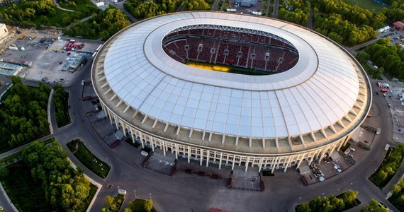 Od 14 czerwca do 15 lipca 2018 roku w Rosji rozegrane zostaną XXI piłkarskie mistrzostwa świata. Weźmie w nich udział reprezentacja Polski, wylosowana do grupy H. Rywalami Polaków, w kolejności chronologicznej, będą drużyny narodowe Senegalu, Kolumbii i Japonii. Oto terminarz mundialu w Rosji - dzień po dniu!