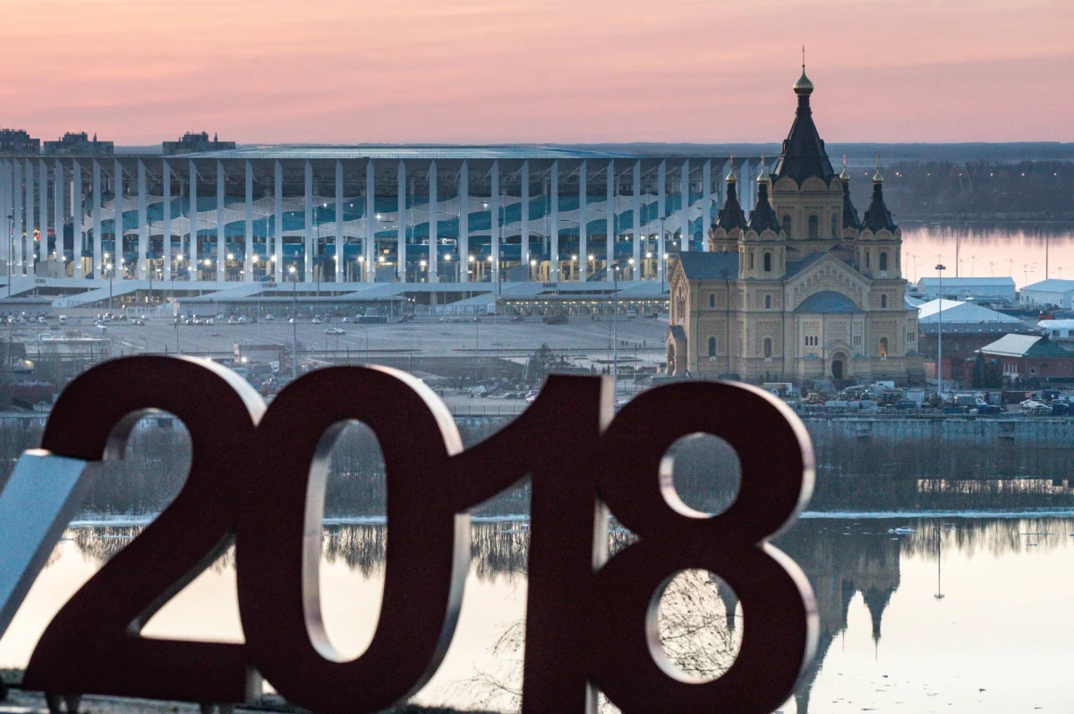 Mistrzostwa świata 2018 startują 14 czerwca! Potrwają miesiąc – do 15 lipca. Odbędą się na dwunastu stadionach w jedenastu rosyjskich miastach: Moskwie, Sankt Petersburgu, Kaliningradzie, Kazaniu, Niżnym Nowogrodzie, Samarze, Wołgogradzie, Sarańsku, Rostowie nad Donem, Soczi i Jekaterynburgu. Oto terminarz meczów według grup! 
