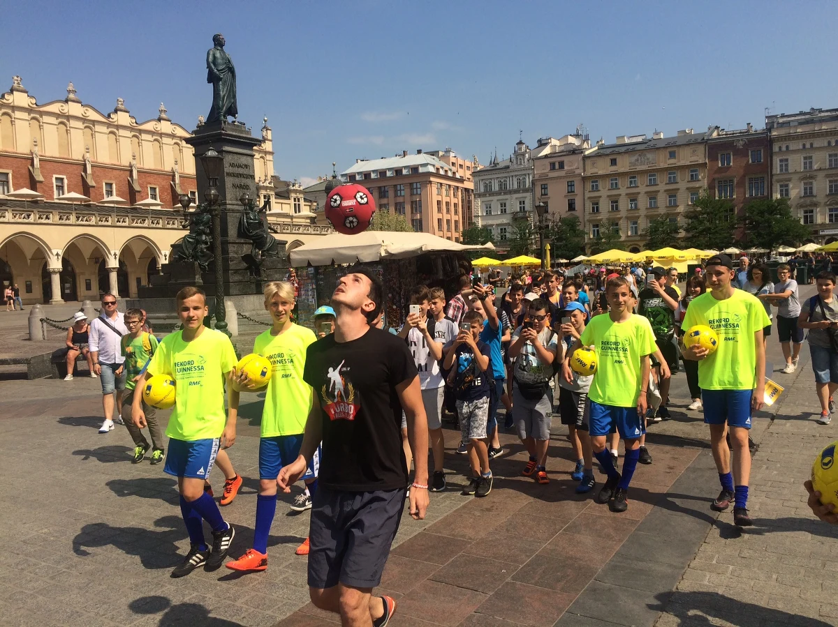 Krzysztof Golonka, najpopularniejszy w Polsce youtuber sportowy, najbardziej doświadczony piłkarski performer w Polsce - podjął wyzwanie RMF FM! Finalista programu "Mam Talent", Mistrz Świata Trików Piłkarskich przeszedł dziś z Rynku Głównego w Krakowie na Kopiec, przez cały czas podbijając przy tym piłkę.  