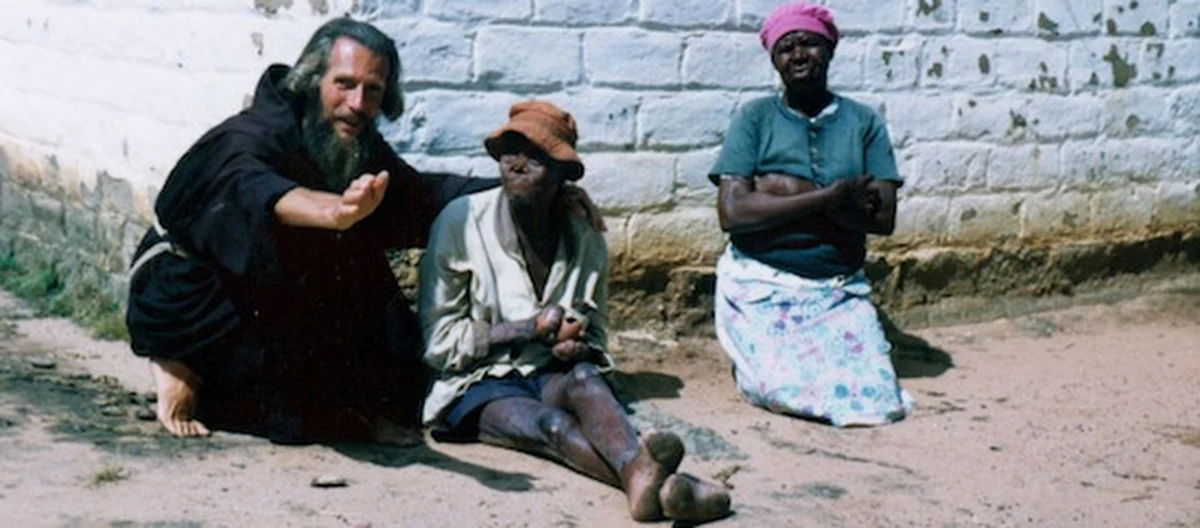 Po raz pierwszy od XVI wieku Brytyjczyk może zostać świętym. John Bradburne, zwany "Bożym włóczykijem", walczył na froncie w czasie II wojny światowej. Potem jako misjonarz poświęcił swoje życie opiece nad trędowatymi w Zimbabwe, aż w końcu w 1979 roku został stracony za dyktatury Mugabe. Przed śmiercią mawiał, że ma tylko trzy życzenia: pomagać trędowatym, umrzeć śmiercią męczennika i zostać pochowanym w habicie franciszkanina. 