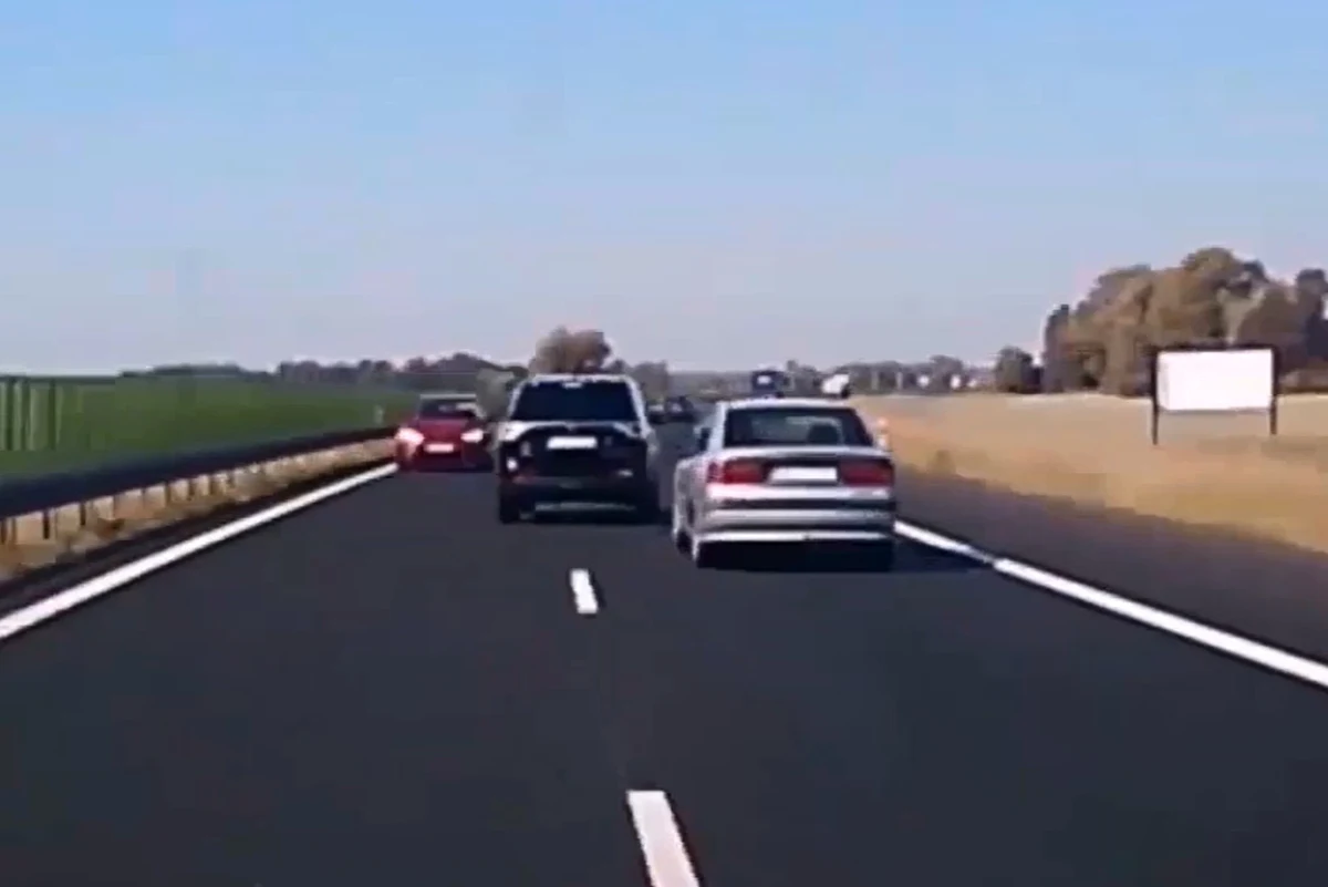 Szybka reakcja uchroniła kierowcę przed czołowym zderzeniem z innym, jadącym pod prąd, pojazdem. 85-latka, która zignorowała znaki i pędziła seatem po drodze ekspresowej S3 stwarzając zagrożenie dla innych kierowców, straciła już prawo jazdy. Policjanci skierowali też wniosek o ukaranie do sądu.