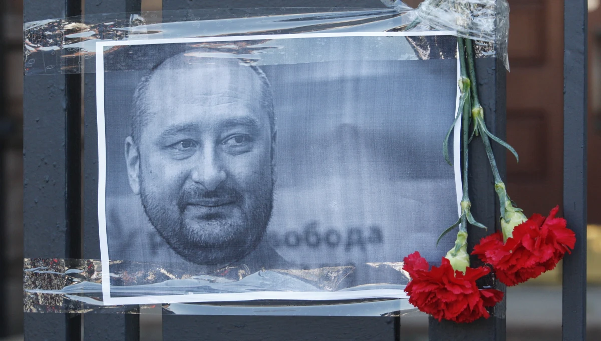 ​Morderstwo dziennikarza Arkardija Babczenki w Kijowie wstrząsnęło Ukrainą i Rosją. Jak informuje dzisiaj komisarz główny ukraińskiej policji, zabójca Rosjanina był zawodowcem.