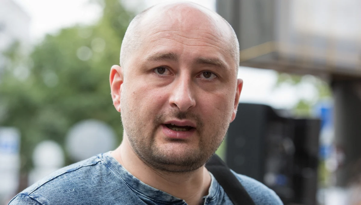 Sensacyjne doniesienia z Kijowa. Dziennikarz Arkadij Babczenko, o którym wczoraj informowano, że został zamordowany, niespodziewanie pojawił się - żywy - na konferencji prasowej w towarzystwie ukraińskich służb specjalnych. Poinformowano, że chodzi o "tajną operację przygotowywaną od miesięcy". 