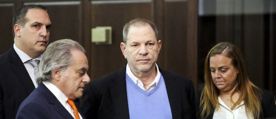 ​Producent filmowy Harvey Weinstein został w środę postawiony w stan oskarżenia w sądzie na Manhattanie w Nowym Jorku za gwałt i inne przestępstwo seksualne w związku z zarzutami dwóch kobiet - podał Reuters w czwartek.