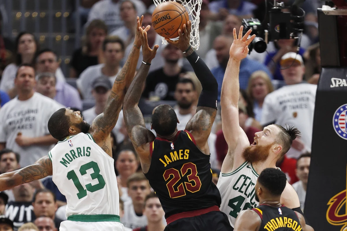 ​Po raz pierwszy w historii zawodowych lig w USA (koszykówki, hokeja, futbolu amerykańskiego i baseballu), czwarty raz z rzędu w finale spotkają się te same zespoły. O mistrzostwo NBA walczyć będą Golden State Warriors i Cleveland Cavaliers.