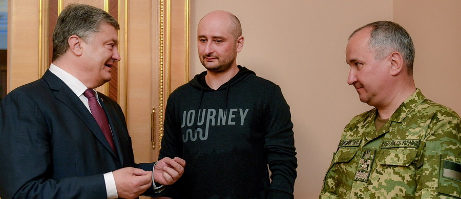 Opozycyjny rosyjski dziennikarz Arkadij Babczenko, który miał zostać zastrzelony w stolicy Ukrainy, nieoczekiwanie pojawił się wczoraj na konferencji prasowej Służby Bezpieczeństwa tego kraju. Dziś wiadomo, że miał zginąć przy okazji finału Ligi Mistrzów odbywającego się w Kijowie, a jego życie wyceniono na 40 tysięcy dolarów. Okazało się, że jego zabójstwo było inscenizacją, dzięki której udaremniono prawdziwą operację rosyjskich służb.

