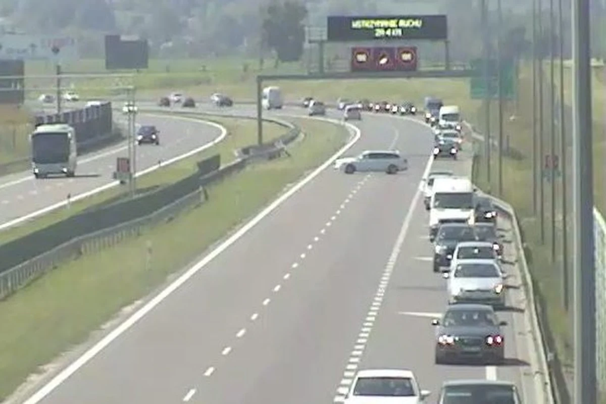 "Takie zachowanie kierowców jest bardzo nierozważne i niebezpieczne" - napisał na Twitterze rzecznik lubelskiego oddziału GDDKiA, zamieszczając jednocześnie film i zdjęcia z trasy S12 w okolicy węzła Jastków. Na opublikowanych materiałach widać sznur samochód, które zawracają i jadą pod prąd w kierunku wjazdu na tę drogę.