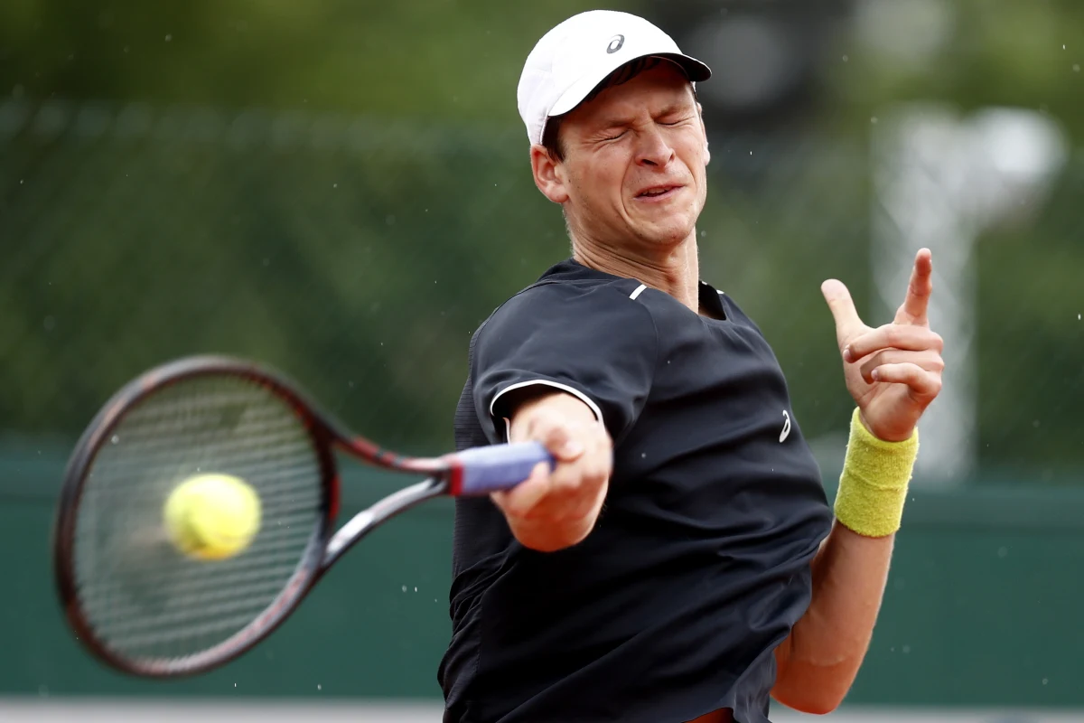 Hubert Hurkacz na drugiej rundzie zakończył udział w turnieju French Open na kortach ziemnych w Paryżu. Debiutujący w głównej drabince wielkoszlemowych zmagań tenisista z Wrocławia przegrał z rozstawionym z "trójką" Chorwatem Marinem Cilicem 2:6, 2:6, 7:6 (7-3), 5:7. Zajmujący 188. miejsce w rankingu Hurkacz po raz pierwszy miał okazję zmierzyć się z czwartym w tym zestawieniu Cilicem. Spotkanie trwało prawie trzy godziny.