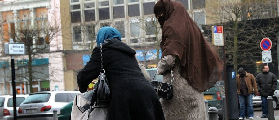 Duński parlament uchwalił w czwartek zakaz zasłaniania twarzy w miejscach publicznych. Nowe prawo, które wejdzie w życie od sierpnia, dotyczy burek i nikabów, ale też czapek, kapeluszy, masek, hełmów, szali i sztucznych bród zasłaniających znaczną część twarzy.