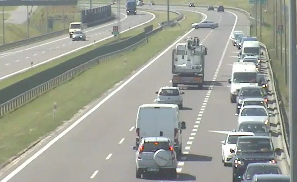 Policja będzie ustalać tożsamość kierowców, którzy jechali pod prąd na drodze ekspresowej S12 w okolicach Jastkowa (Lubelskie), aby pociągnąć ich do odpowiedzialności. Film pokazujący, jak pojazdy zawracają na jednokierunkowym pasie ruchu, opublikowała Generalna Dyrekcja Dróg Krajowych i Autostrad.