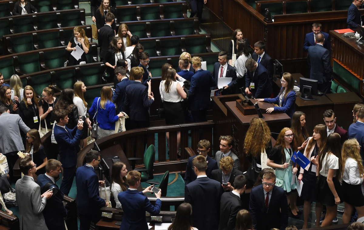 Na oficjalnym koncie Kancelarii Sejmu na Twitterze pojawił się wpis ostro krytykujący planowane na jutro obrady Parlamentu Dzieci i Młodzieży. "Młodzieżowy Sejm jest jeden i nie dajcie się mamić, że "obrady na uchodźstwie” to dobra oferta" - podkreślono. 