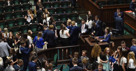 Na oficjalnym koncie Kancelarii Sejmu na Twitterze pojawił się wpis ostro krytykujący planowane na jutro obrady Parlamentu Dzieci i Młodzieży. "Młodzieżowy Sejm jest jeden i nie dajcie się mamić, że "obrady na uchodźstwie” to dobra oferta" - podkreślono. 