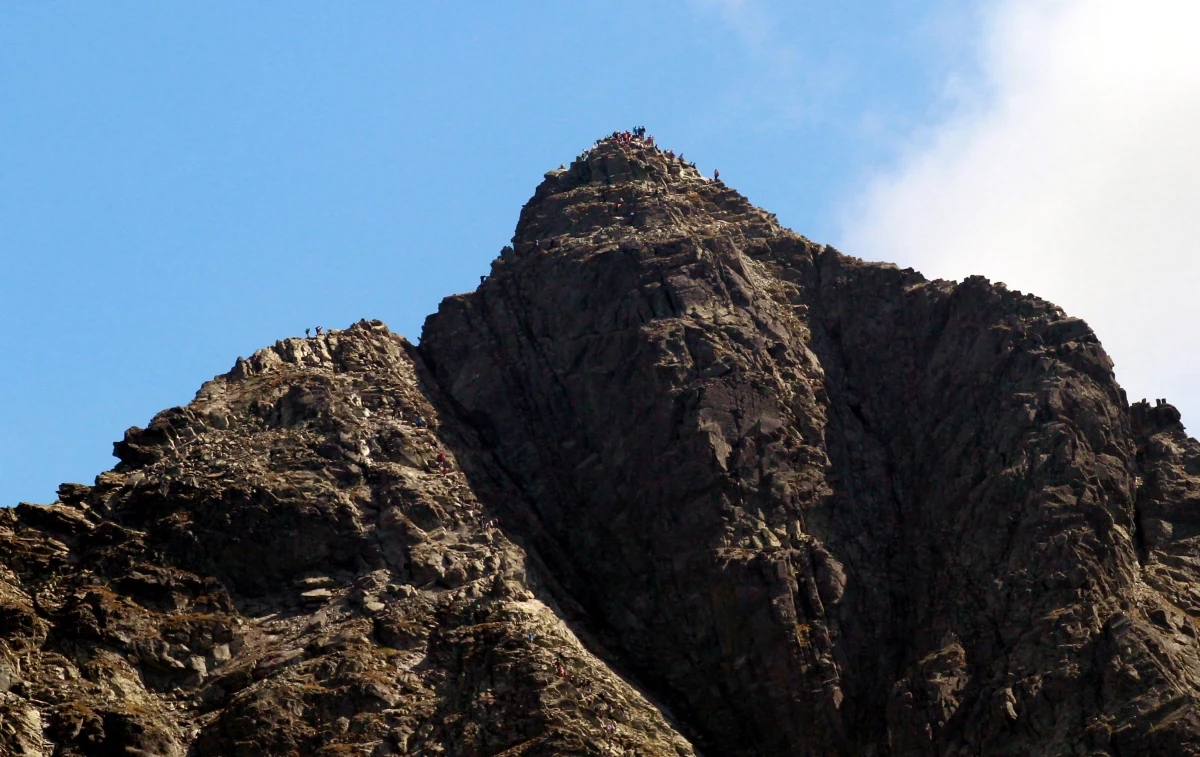 Dwie osoby są ranne po upadkach w rejonie Rysów w Tatrach. Poszkodowani poślizgnęli się na śniegu.
