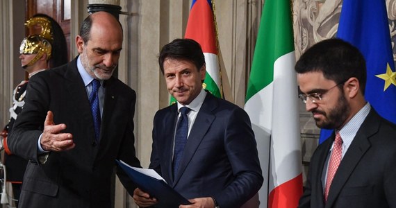 ​Po 88 dniach impasu politycznego we Włoszech w czwartek powstał rząd Ligi i Ruchu Pięciu Gwiazd, na którego czele stanie profesor prawa Giuseppe Conte. Gabinet, nazywany przez oba ugrupowania "rządem zmian", zostanie zaprzysiężony w piątek. W czwartek wieczorem prezydent Sergio Mattarella desygnował Contego na premiera i otrzymał od niego od razu listę ministrów.