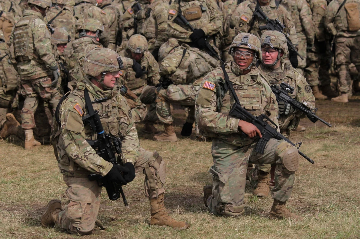 ​Szef białoruskiego MSZ Uładzimir Makiej powiedział, że jego kraj nie planuje rozmieszczenia na swoim terytorium rosyjskich sił zbrojnych, ale mógłby to rozważyć, gdyby jakiś kraj, np. Polska, zdecydował się na stałą obecność wojsk USA - pisze Reuters.