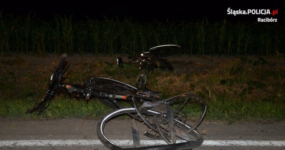 Zarzut nieumyślnego spowodowania wypadku ze skutkiem śmiertelnym usłyszał kierowca, który w środę późnym wieczorem wjechał autem w grupę rowerzystów w okolicy Raciborza. Zginęło dwóch potrąconych mężczyzn, dwaj inni zostali niegroźne ranni.