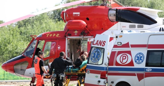 Dwie turystki pośliznęły się na śniegu w Zawratowym Żlebie. Ratownicy TOPR przetransportowali kobiety na pokładzie śmigłowca do zakopiańskiego szpitala.