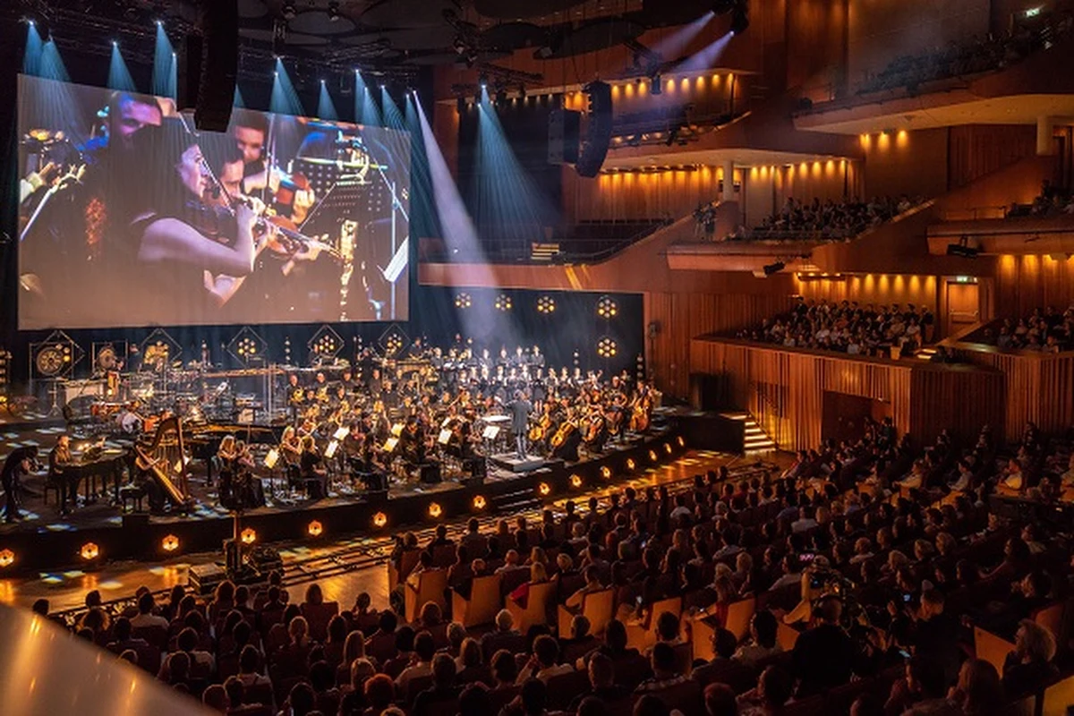 „Dobra muzyka filmowa niekoniecznie jest piękna. Czasem karmi się brudem, brakiem perfekcji albo nawet kiczem. Zawsze za to dialoguje z filmem i buduje nowe emocje” – powiedziała Agnieszka Holland podczas wczorajszego spotkania z publicznością 11. FMF, zorganizowanego na kilka godzin przed uroczystą galą Scoring4Polish Directros. Wieczorem, w Sali Audytoryjnej im. Krzysztofa Pendereckiego Centrum Kongresowego ICE Kraków, zabrzmiały suity z jej najpopularniejszych produkcji, takich jak "W Ciemności", "Plac Waszyngtona", "Trzeci cud", "Europa, Europa", "Tajemniczy Ogród", "Pokot" oraz "House of Cards".
