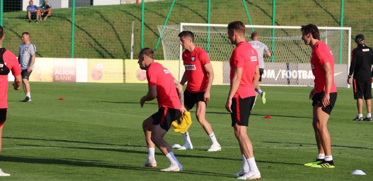 Polacy przed mundialem trenują w ośrodku położonym w Bieszczadach. Dokoła luksusowego hotelu są jedynie lasy. Od kilku dni spokoju tutaj jednak nie ma. Wszystko za sprawą kibiców, którzy tłumnie oblegają ośrodek.