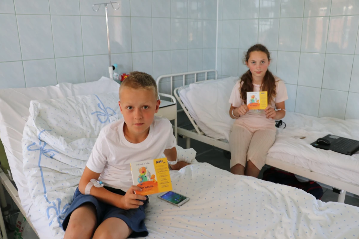 W Dzień Dziecka ​- tradycyjnie już - dochód z Loterii RMF przekazaliśmy na leczenie dzieci. W tym roku graliśmy, by pomóc dzieciom leczonym na Oddziale Dziecięcym Szpitala Powiatowego w Tomaszowie Lubelskiem. Pieniądze, które zebraliśmy dzięki Słuchaczom podczas tej wyjątkowej edycji "Szczęśliwej 13" zostaną przeznaczony na zakup sprzętu, takiego jak kardiomonitory, holter EKG, spirometr, pompy infuzyjne, pulsoksymetry i lampę do fototerapii.
