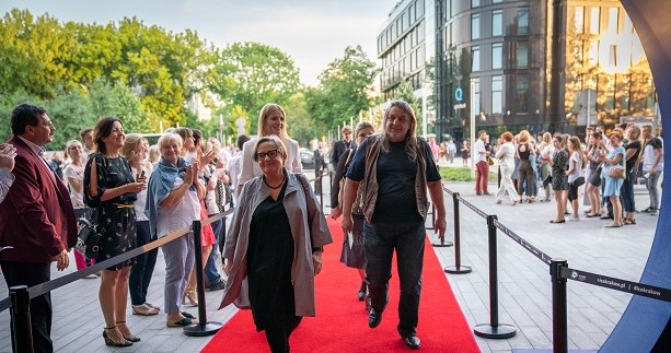 "Dobra muzyka filmowa niekoniecznie jest piękna. Czasem karmi się brudem, brakiem perfekcji albo nawet kiczem. Zawsze za to dialoguje z filmem i buduje nowe emocje" - powiedziała Agnieszka Holland podczas spotkania z publicznością 11. FMF, zorganizowanego na kilka godzin przed uroczystą galą Scoring4Polish Directros. 