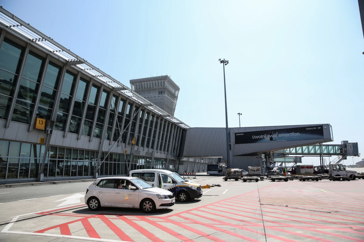 Awaryjne lądowanie samolotu linii EgyptAir w Warszawie. Maszyna z ponad sześćdziesięcioma osobami na pokładzie, która miała lecieć z Kairu do Kopenhagi, wylądowała na lotnisku imienia Fryderyka Chopina w Warszawie.