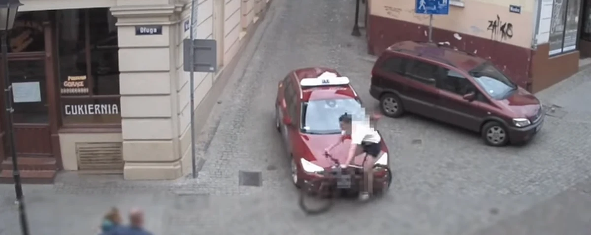 Policjanci z Bydgoszczy wyjaśniają okoliczności wypadku, do którego doszło na ulicy Długiej. Osobówka zderzyła się tam z rowerzystą. Jak podkreślają funkcjonariusze, cudem nie doszło do tragedii. 