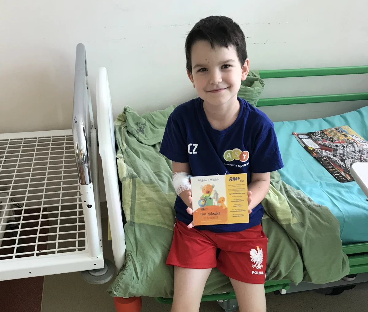 Setki małych pacjentów z całej Polski otrzymały od reporterów RMF FM nagrany specjalnie dla nich audiobook. To prezent na Dzień Dziecka. W tym roku posłuchają zwykłych-niezwykłych przygód Pana Kuleczki oraz trójki jego podopiecznych - psa Pypcia, kaczki Katastrofy i muchy Bzyk-Bzyk.
