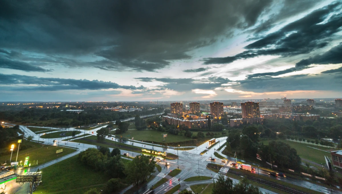 ​Strażacy interweniowali w piątek 347 razy z powodu burz, które przechodziły nad Polską. Większość interwencji związanych było z wypompowywaniem wody.