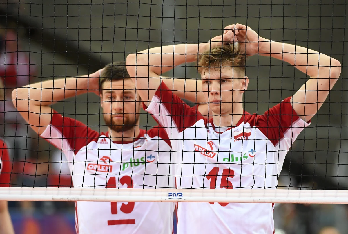 Przed polskimi siatkarzami pojedynek z ekipą prowadzoną przez byłego selekcjonera biało-czerwonych: Raula Lozano. W swoim piątym meczu Ligi Narodów Polacy zmierzą się dzisiaj w łódzkiej Atlas Arenie z reprezentacją Chin. Wczoraj biało-czerwoni pokonali w trzech setach niezwyciężonych wcześniej Francuzów i umocnili się na prowadzeniu w tabeli. W tej chwili, po czterech seriach meczów Ligi Narodów, jako jedyni mogą pochwalić się kompletem punktów.