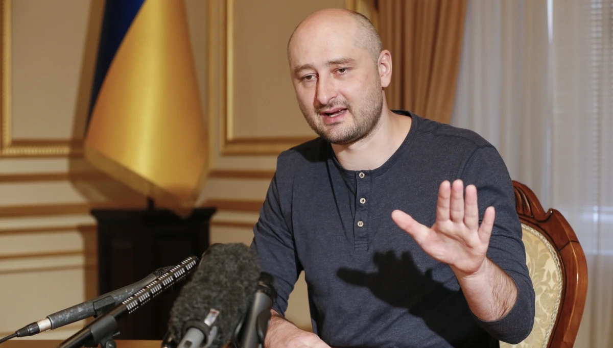 Kiedy świat obiegła informacja o zastrzeleniu w Kijowie rosyjskiego dziennikarza Arkadija Babczenki, wielu nie mogło uwierzyć, że na Ukrainie ponownie doszło do zabójstwa dziennikarza. Wszystkie tropy prowadziły do Rosji, gdyż Babczenko był zajadłym krytykiem Kremla. Dzień później "zabity" dziennikarz... pojawił się na konferencji prasowej, a wszystko okazało się prowokacją służb. Pytań wciąż pozostaje wiele, ale historia "śmierci i zmartwychwstania" Babczenki staje się coraz bardziej jasna.