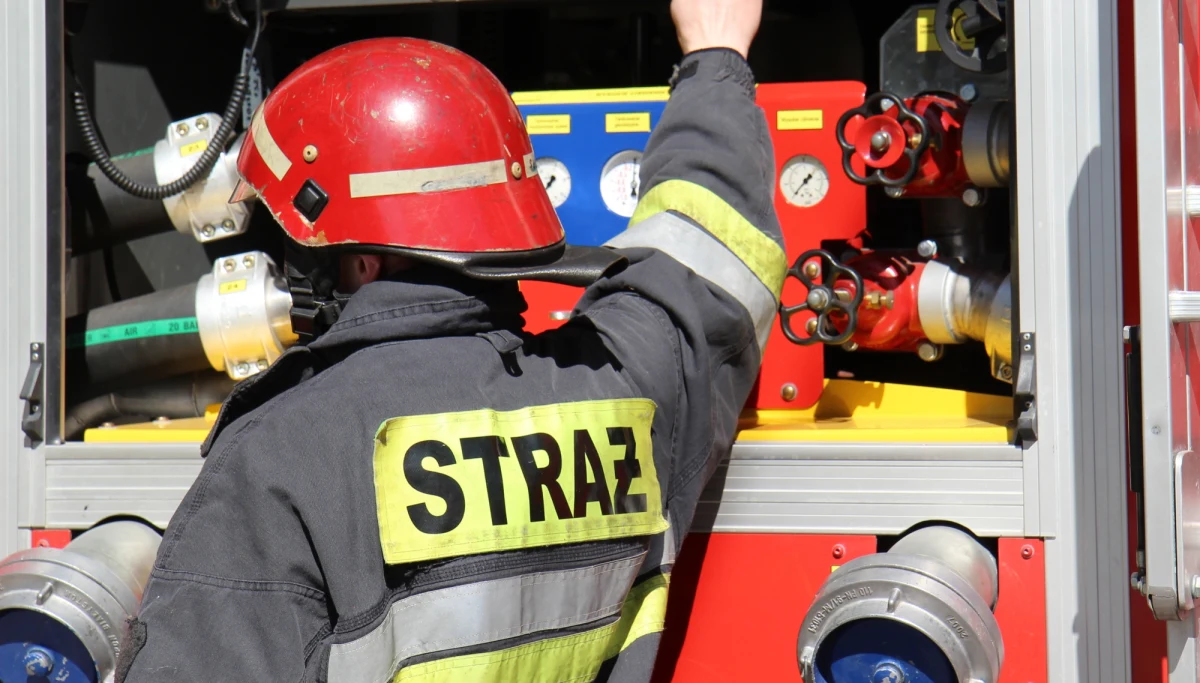 W nocy z piątku na sobotę doszło do pożaru domu wielorodzinnego w Kościerzynie. Po trwającej kilka godzin akcji gaśniczej strażacy opanowali sytuację. Nikomu nie stało się nic poważnego. 