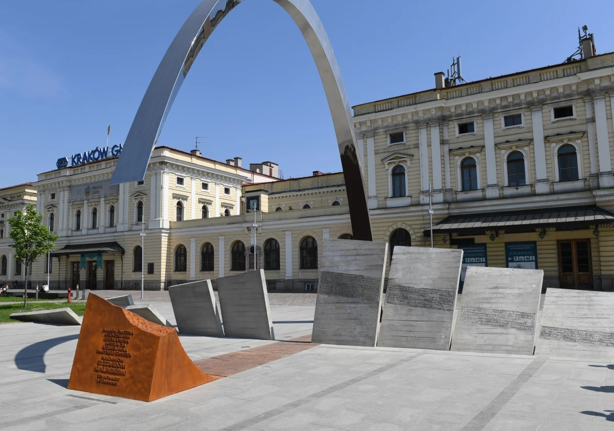 W imieniu Porozumienia Organizacji Kombatanckich i Niepodległościowych w Krakowie apeluję do wszystkich rodaków, którym drogie są narodowe imponderabilia i pamięć historyczna, a zwłaszcza do mieszkańców duchowej stolicy Polski, o wzięcie udziału w odsłonięciu w poniedziałek, 4 czerwca, o godzinie 21.00 pomnika generała Ryszarda Kuklińskiego na placu Jana Nowaka-Jeziorańskiego.